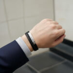 دستبند چرمی سه‌لاین مردانه مشکی Cartier روی دست مدل