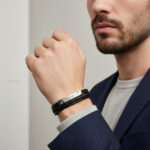 دستبند چرمی سه‌لاین مردانه مشکی Cartier روی دست مدل