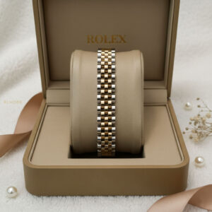 نمای نزدیک از جزئیات قفل و طرح دستبند رولکس مدل elm6238