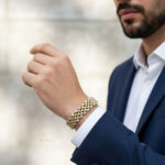 دستبند مردانه طلایی و استیل Rolex مدل elm6238 روی مچ مدل مردانه