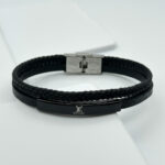 نمای نزدیک از قفل و چرم دستبند مردانه Louis Vuitton مدل ELM6379