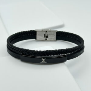 نمای نزدیک از قفل و چرم دستبند مردانه Louis Vuitton مدل ELM6379