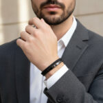 دستبند چرمی دولاین مردانه مشکی Louis Vuitton روی دست مدل