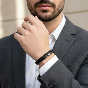 دستبند چرمی دولاین مردانه مشکی Louis Vuitton روی دست مدل