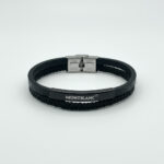 نمای نزدیک از قفل و بافت چرم دستبند مردانه MontBlanc مدل ELM6377