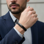 دستبند چرمی دولاین مردانه مشکی MontBlanc روی دست مدل