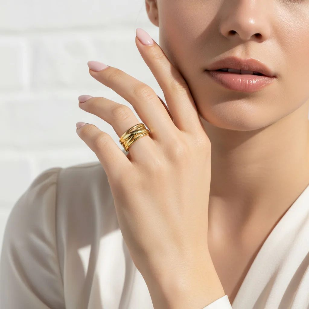 انگشتر زنانه طرح Elegant Shine رنگ طلایی روی انگشت مدل