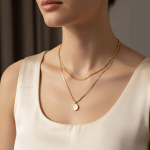 گردنبند زنانه ونکلیف طلایی مدل ELM8300 روی گردن مدل در نمای استودیویی