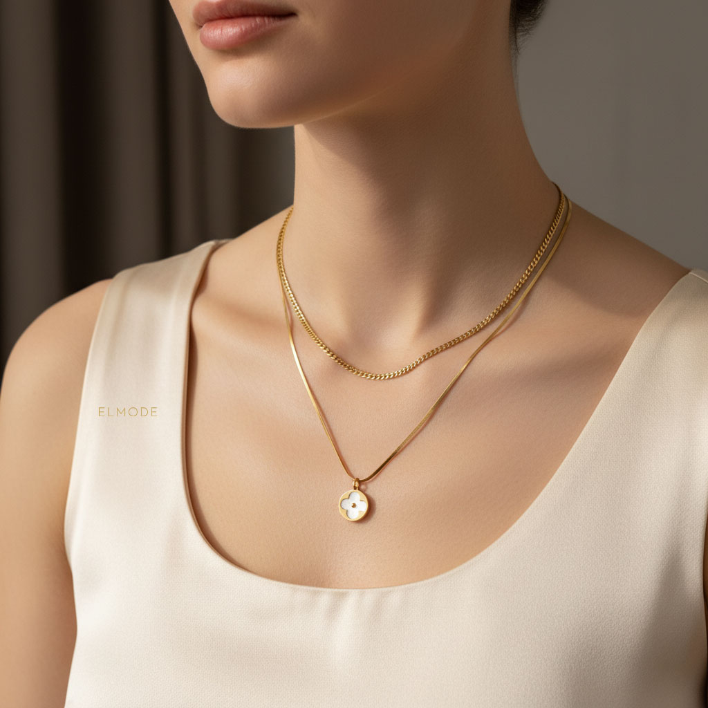 Generated-Image-November-09,-2025---7_10PM گردنبند زنانه ونکلیف طلایی مدل ELM8300 روی گردن مدل در نمای استودیویی