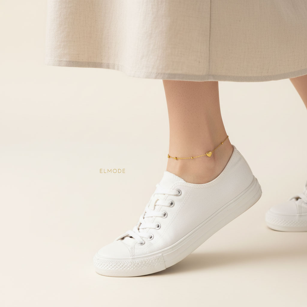 anklet-women-gold-steel-elm8310-main-model پابند زنانه طلایی مدل ELM8310 روی پای مدل با کفش سفید مینیمال
