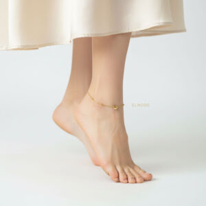 نمای نزدیک از جزئیات زنجیر و قفل پابند زنانه طلایی مدل ELM8310