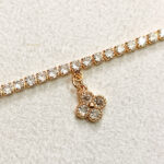 نمای نزدیک از جزئیات زنجیر و قفل پابند طلایی YSX مدل ELM8306