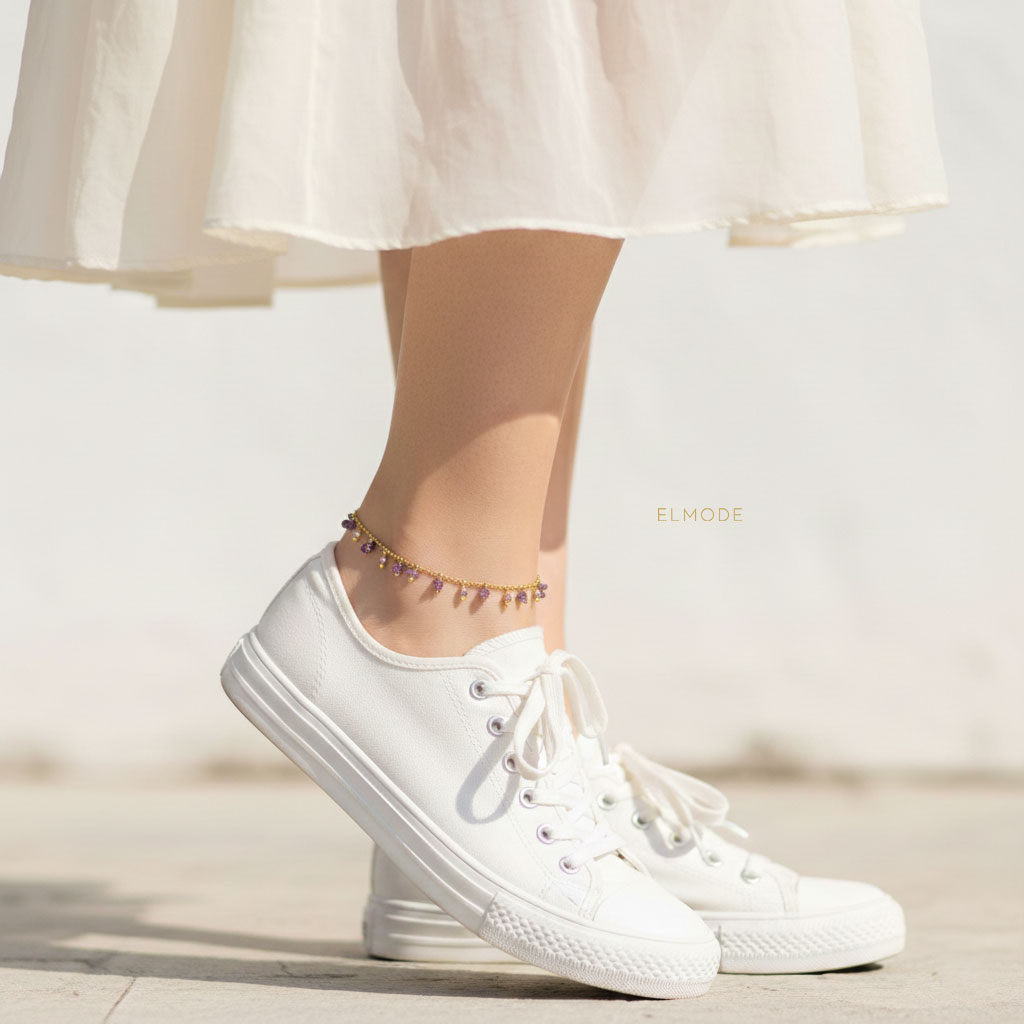 anklet-women-gold-ysx-elm8307-main-model پابند زنانه طلایی YSX مدل ELM8307 روی پای مدل با کفش سفید مینیمال