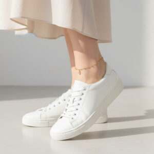 پابند زنانه طلایی YSX مدل ELM8308 روی پای مدل با کتانی سفید مینیمال