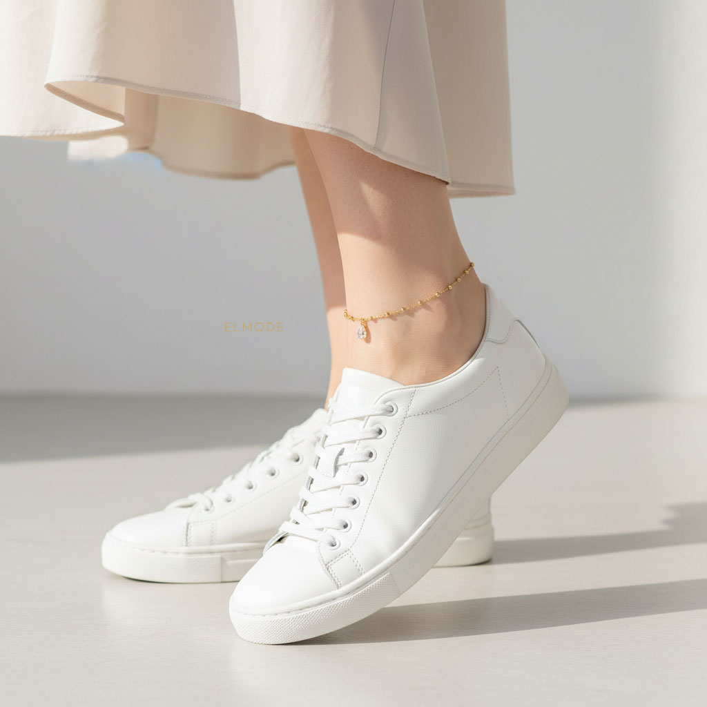 anklet-women-gold-ysx-elm8308-main-model پابند زنانه طلایی YSX مدل ELM8308 روی پای مدل با کتانی سفید مینیمال