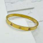 نمای نزدیک از دستبند بنگل طلایی Catier مدل ELM8246 با جزئیات دقیق سطح فلز