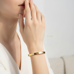 دستبند بنگل زنانه طلایی Catier مدل ELM8246 روی دست مدل زنانه