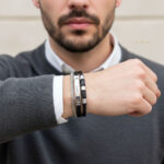 دستبند مردانه سه‌لاین چرمی مشکی و استیل Cartier مدل elm8289 روی مچ مدل مردانه