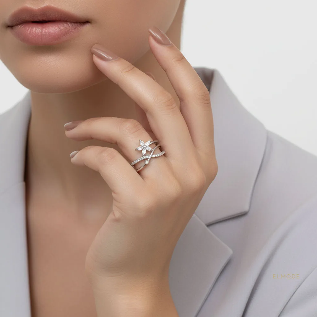 انگشتر زنانه نگین طرح گل استیل مدل elm8293 روی دست مدل زنانه