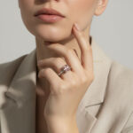 انگشتر زنانه نگین‌دار استیل مدل elm8295 روی دست مدل زنانه