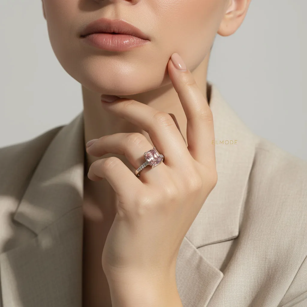 انگشتر زنانه نگین‌دار استیل مدل elm8295 روی دست مدل زنانه