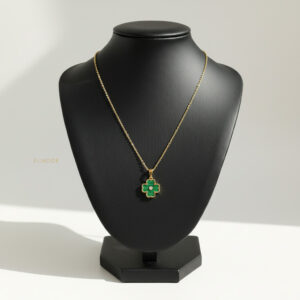 نمای نزدیک از جزئیات آویز شبدر گردنبند زنانه طلایی طرح ونکلیف مدل ELM8305