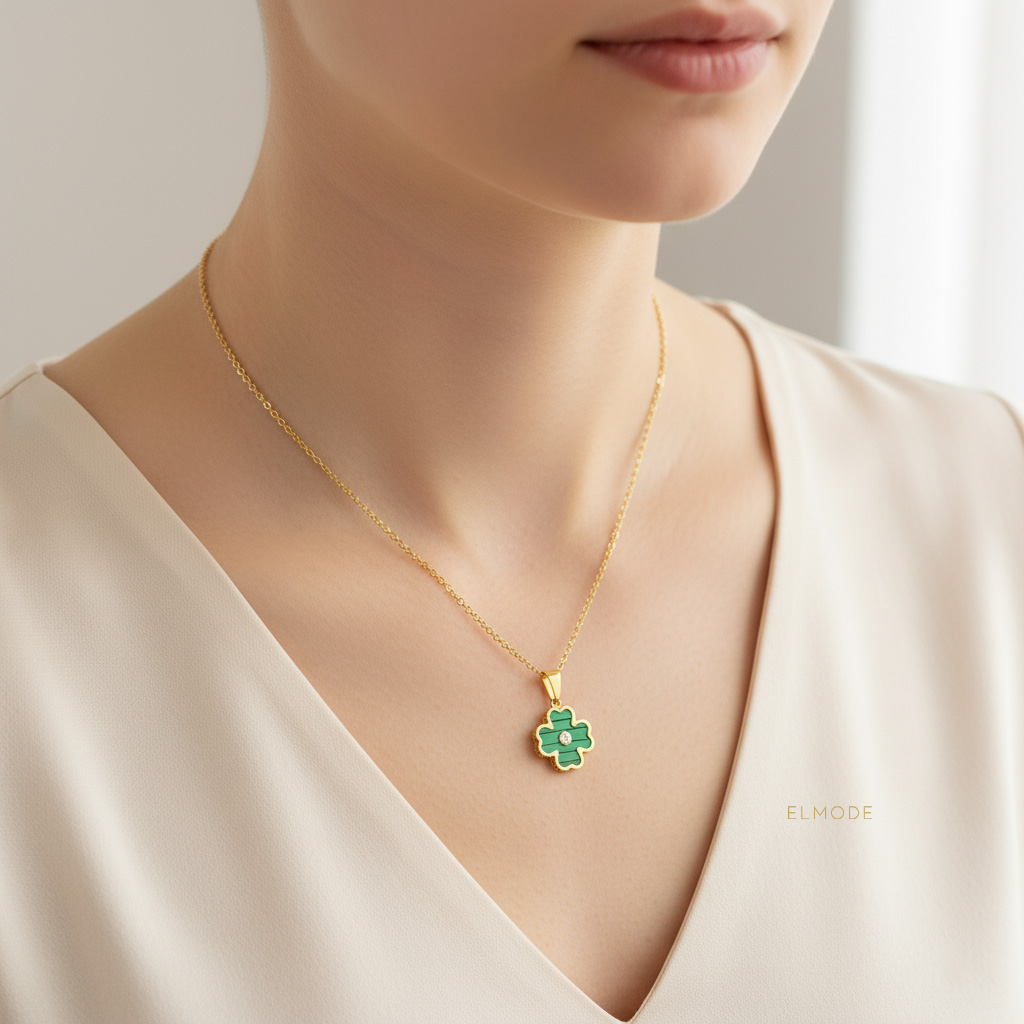 elm8305-main-model گردنبند زنانه طلایی طرح ونکلیف مدل ELM8305 روی گردن مدل با پسزمینه روشن