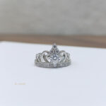 نمای نزدیک از نگین‌های درخشان انگشتر زنانه استیل مدل ELM8399