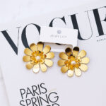 گوشواره زنانه طرح گل استیل طلایی مدل ELM8273 برند Steel - Image 2