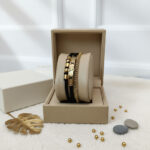 نمای نزدیک از دستبند چرمی سه لاین مشکی طلایی Louis Vuitton