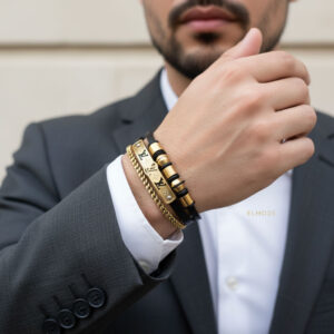 دستبند چرمی سه لاین مردانه Louis Vuitton روی دست مدل