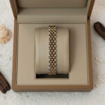 نمای نزدیک از جزئیات دستبند رولکس زنانه دو رنگ رزگلد استیل مدل elm8288