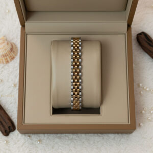 نمای نزدیک از جزئیات دستبند رولکس زنانه دو رنگ رزگلد استیل مدل elm8288