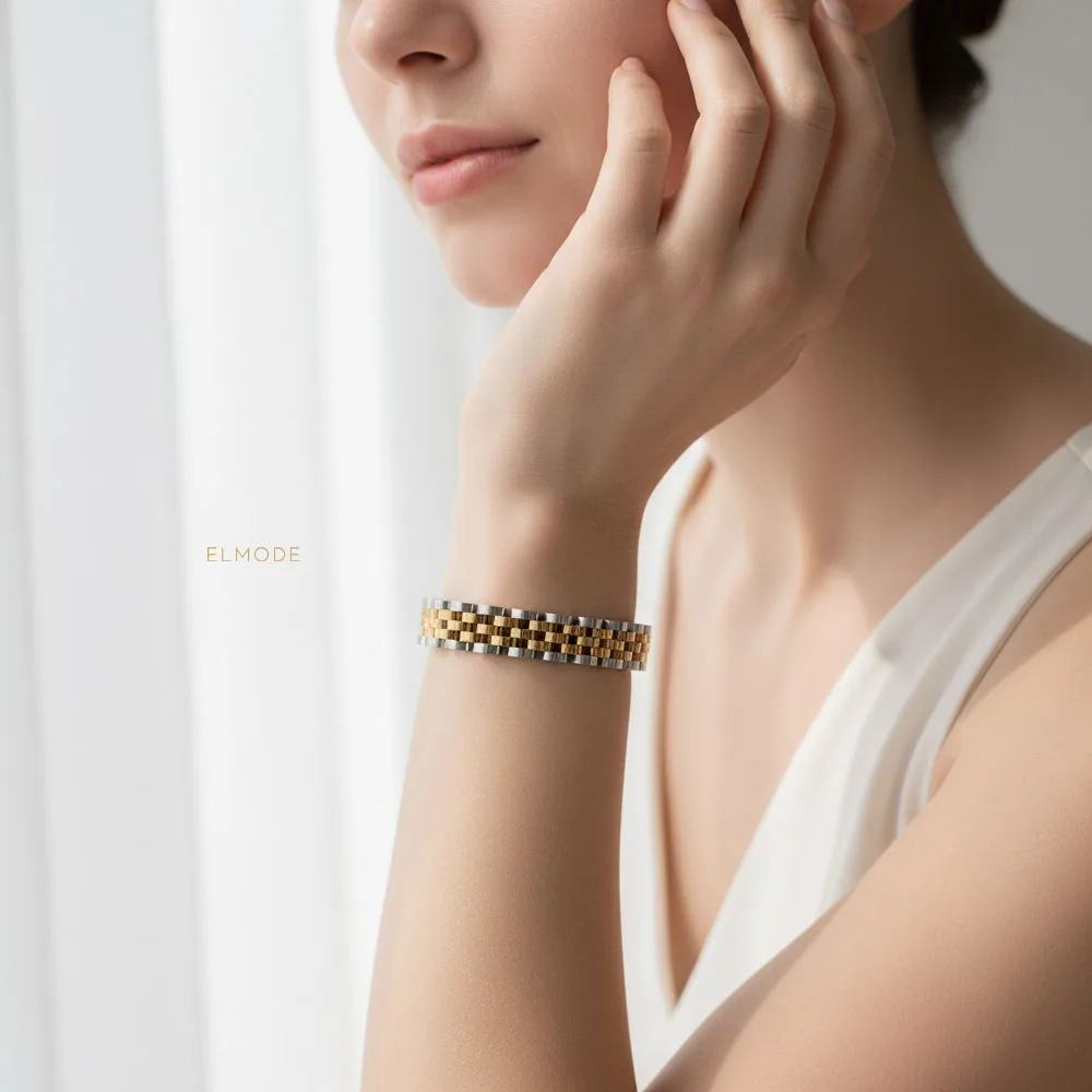 دستبند رولکس زنانه دو رنگ رزگلد استیل مدل elm8288 روی دست مدل زنانه