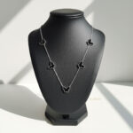 نمای نزدیک گردنبند نقره‌ای طرح پروانه مدل ELM8302 با جزئیات بال‌ها و زنجیر