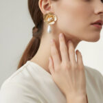 گوشواره زنانه طرح گل طلایی با آویز مرواریدی برند Steel مدل ELM8277