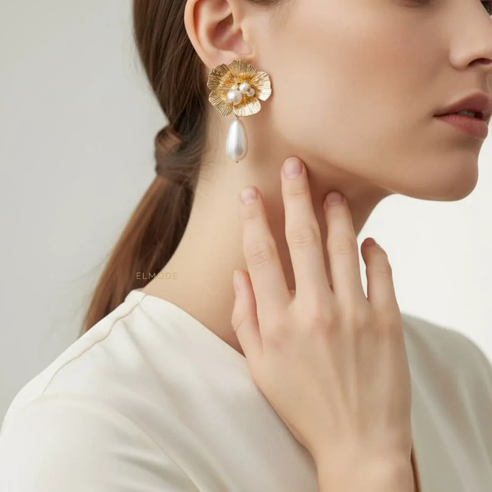 گوشواره زنانه طرح گل طلایی با آویز مرواریدی برند Steel مدل ELM8277