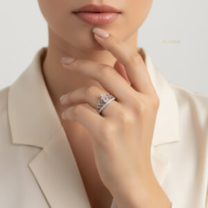 انگشتر نگین‌دار زنانه استیل روی انگشت مدل با پس‌زمینه روشن