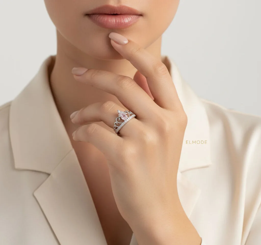 انگشتر نگین‌دار زنانه استیل روی انگشت مدل با پس‌زمینه روشن