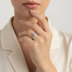 انگشتر نگین‌دار زنانه استیل روی انگشت مدل با پس‌زمینه روشن