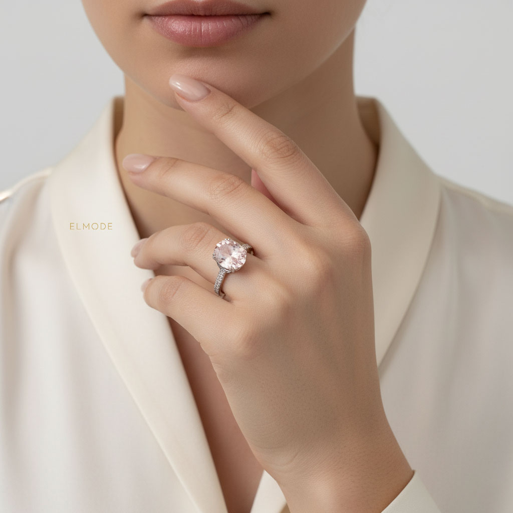 steel-women-ring-elm8297-main انگشتر نگیندار زنانه استیل روی انگشت مدل با پسزمینه روشن