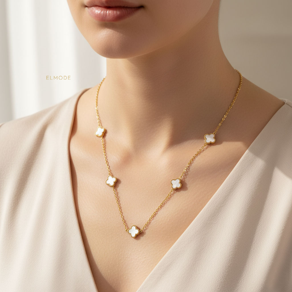 van-cleef-gold-necklace-elm8299-model گردنبند زنانه ونکلیف طلایی مدل ELM8299 روی گردن مدل در نمای نیمرخ طبیعی