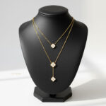 نمای نزدیک گردنبند طلایی زنانه طرح ونکلیف مدل ELM8301 با جزئیات دقیق گل چهاربرگ