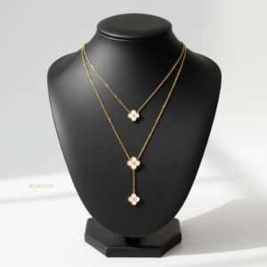 نمای نزدیک گردنبند طلایی زنانه طرح ونکلیف مدل ELM8301 با جزئیات دقیق گل چهاربرگ