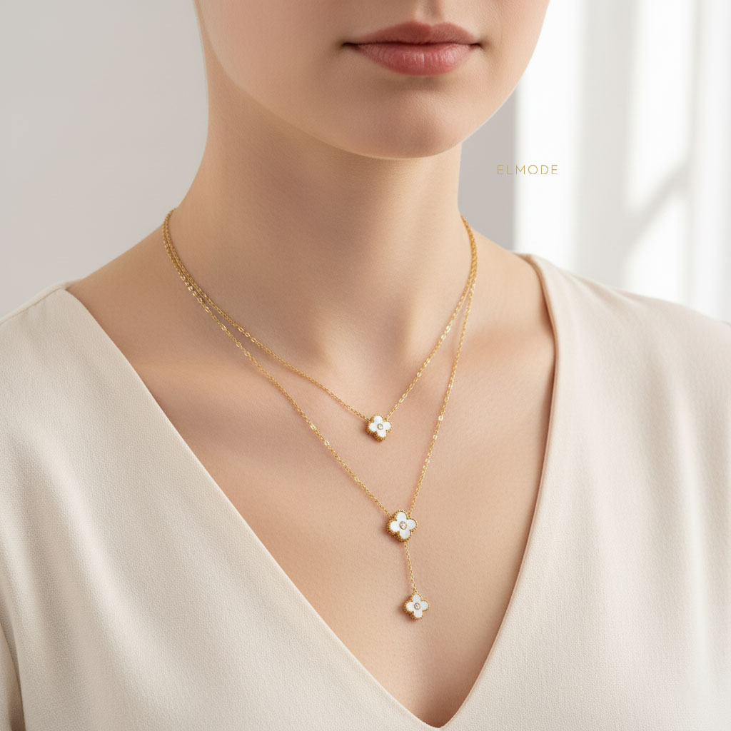 van-cleef-gold-necklace-elm8301-model گردنبند زنانه ونکلیف طلایی مدل ELM8301 روی گردن مدل در نمای استودیویی طبیعی