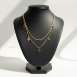 نمای نزدیک گردنبند طلایی ونکلیف مدل ELM8303 با جزئیات گل چهارپر