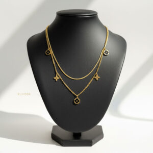 نمای نزدیک گردنبند طلایی ونکلیف مدل ELM8303 با جزئیات گل چهارپر