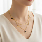 گردنبند زنانه ونکلیف طلایی مدل ELM8303 روی گردن مدل با نور نرم و پس‌زمینه استودیویی