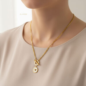 گردنبند زنانه ورساچه طلایی با قفل T مدل ELM8304 روی گردن مدل با نور استودیویی