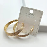 نمای نزدیک از خطوط طلایی و بافت ظریف گوشواره Xuping مدل ELM-8268